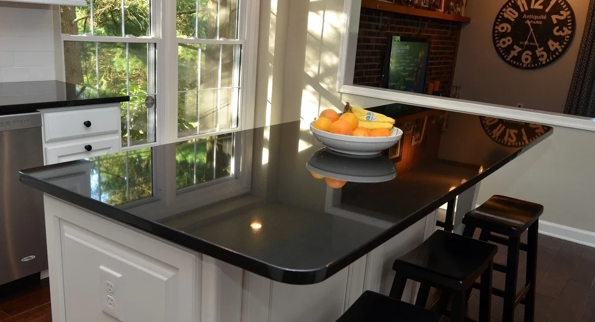 Гранит Absolute Black в интерьере (столешница и остров)